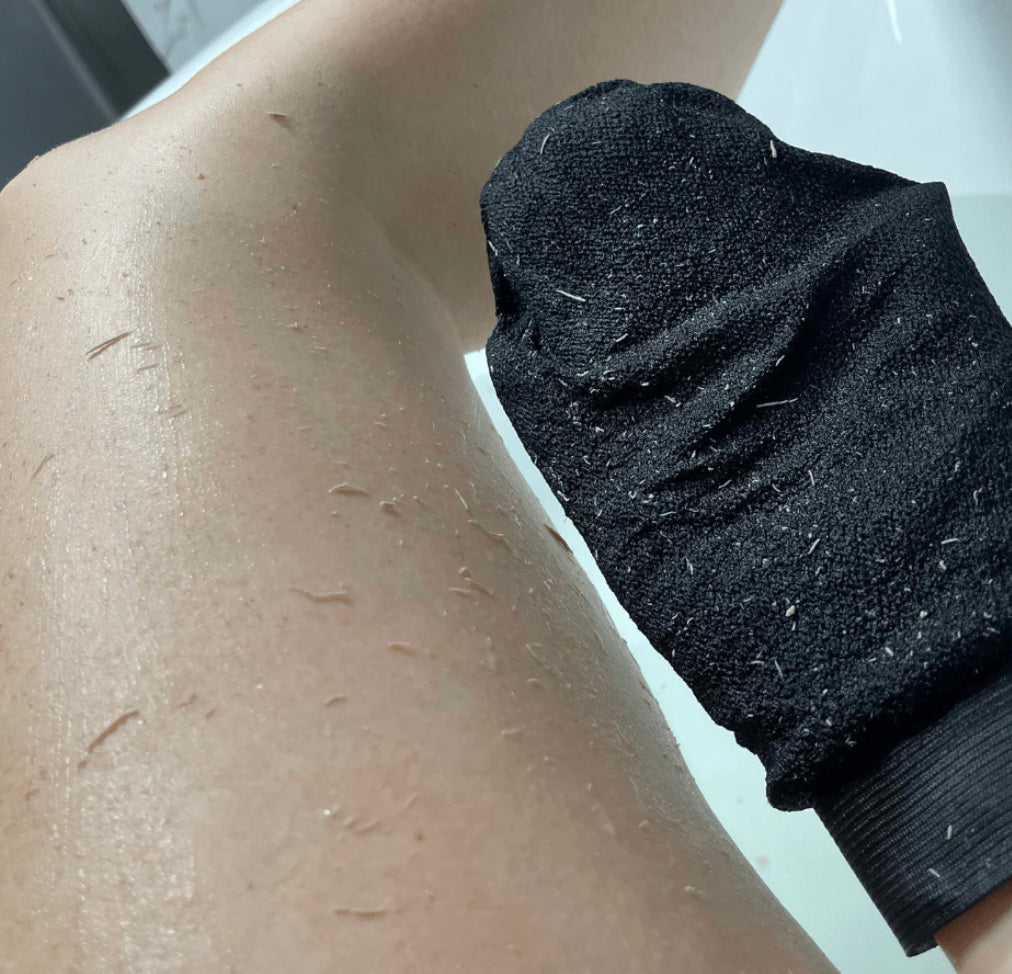 Natural Exfoliation. How to exfoliate skin at home. Exfoliating Glove. OKT. Do exfoliating gloves work? Is an exfoliating glove better than a scrub? Do exfoliating glove remove dead skin?