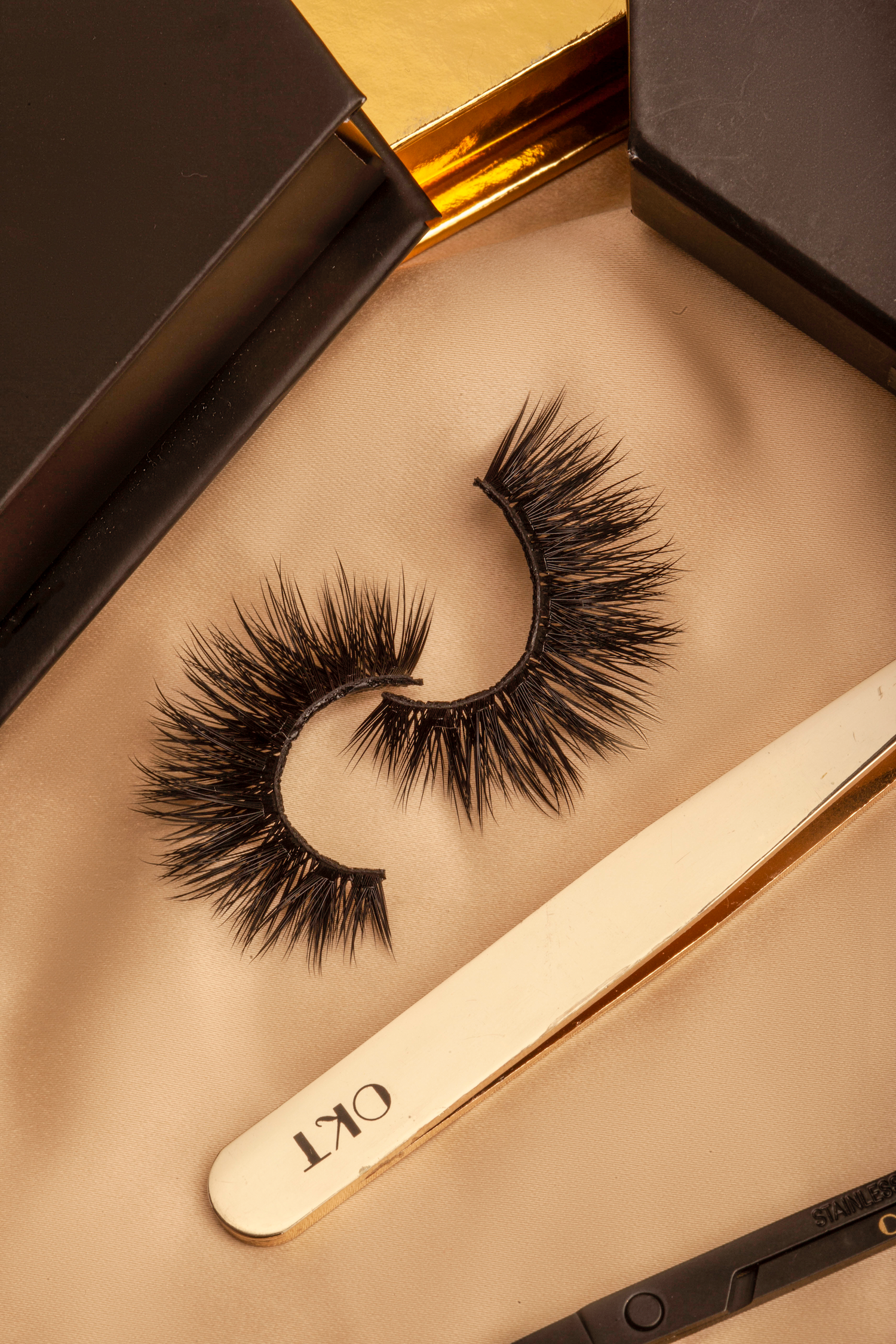 OKT Lashes. Best false eyelashes. Dramatic eyelashes. Best fake eyelashes. Edmonton False Eyelashes. Fake eyelashes. How to clean false eyelashes. How to apply false eyelashes. Fake eyelash storage. False eyelashes storage. Reusable false eyelashes.