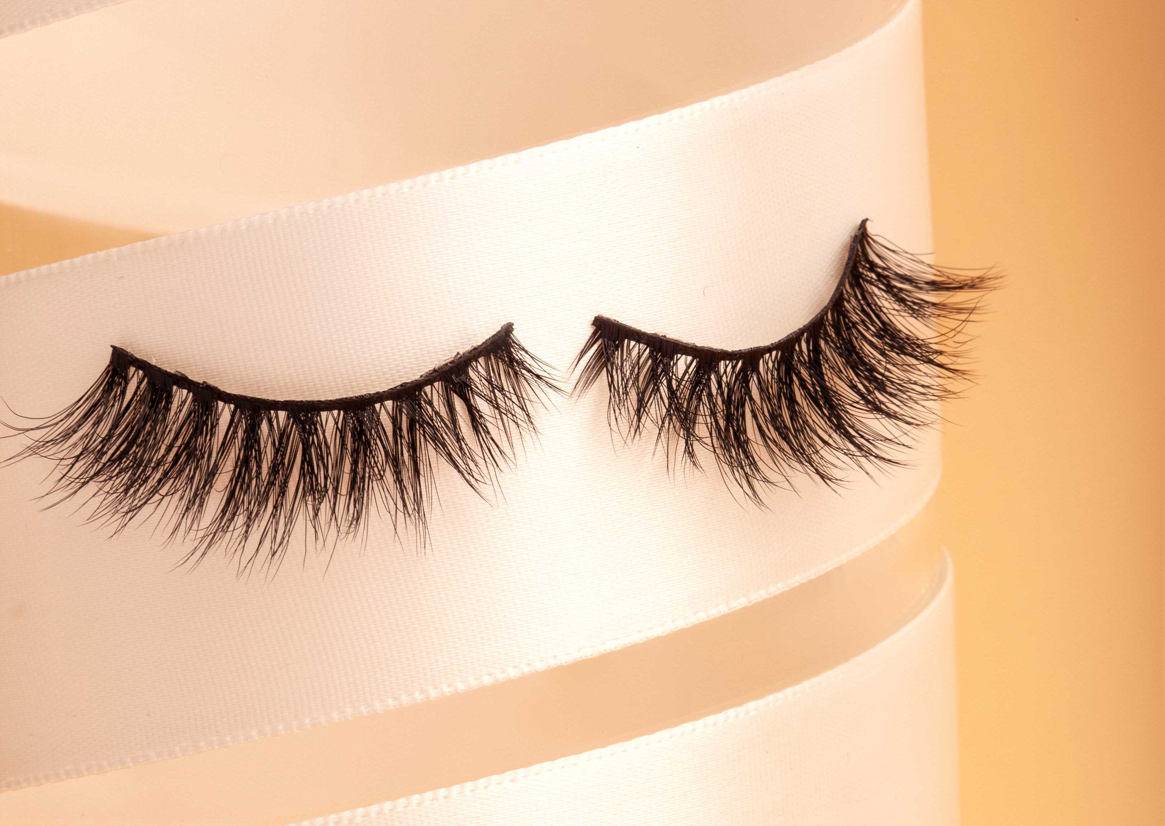 OKT Lashes. Best false eyelashes. Faux Mink eyelashes. Best fake eyelashes. Edmonton False Eyelashes.  Fake eyelashes. How to clean false eyelashes. How to apply false eyelashes. Fake eyelash storage. False eyelashes storage. Reusable false eyelashes.